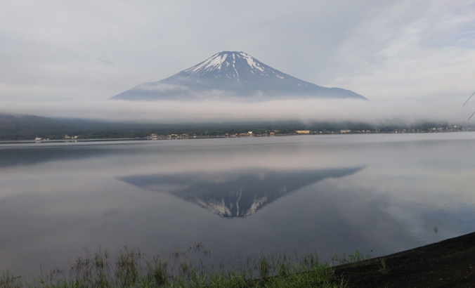 山中湖　逆さ富士　湖畔　朝